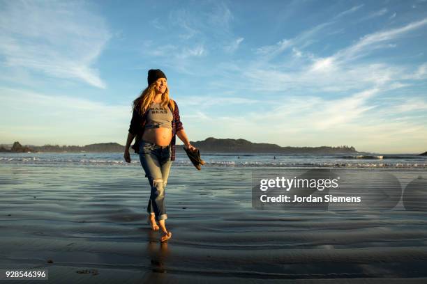 a pregnant young woman - öppna och stäng knapp bildbanksfoton och bilder