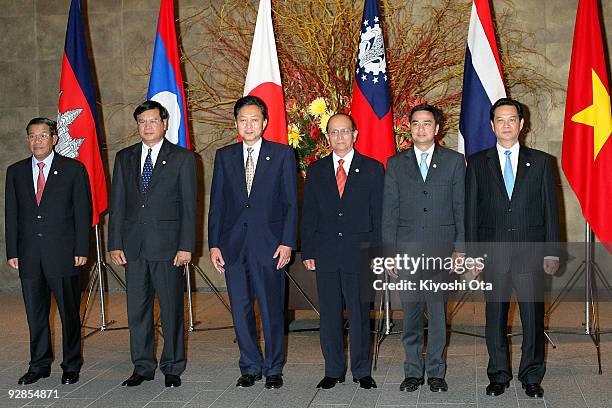 Japanese Prime Minister Yukio Hatoyama poses with Cambodian Prime Minister Hun Sen, Laotian Prime Minister Bouasone Bouphavanh, Myanmar Prime...