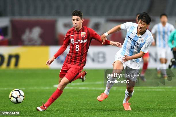 Oscar of Shanghai SIPG and Jeong Jae-Yong of Ulsan Hyundai compete for the ball during the AFC Champions League Group F match between Shanghai...