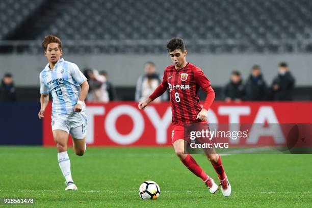 Oscar of Shanghai SIPG drives the ball during the AFC Champions League Group F match between Shanghai Shenhua and Ulsan Hyundai at Shanghai Stadium...