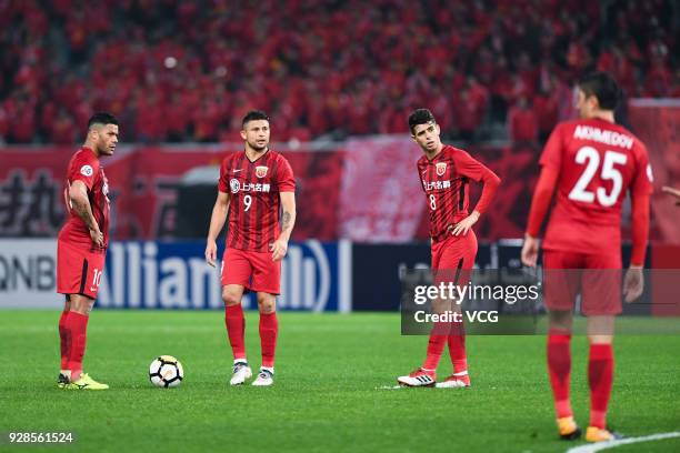 Hulk, Elkeson and Oscar of Shanghai SIPG prepare for a free kick during the AFC Champions League Group F match between Shanghai Shenhua and Ulsan...