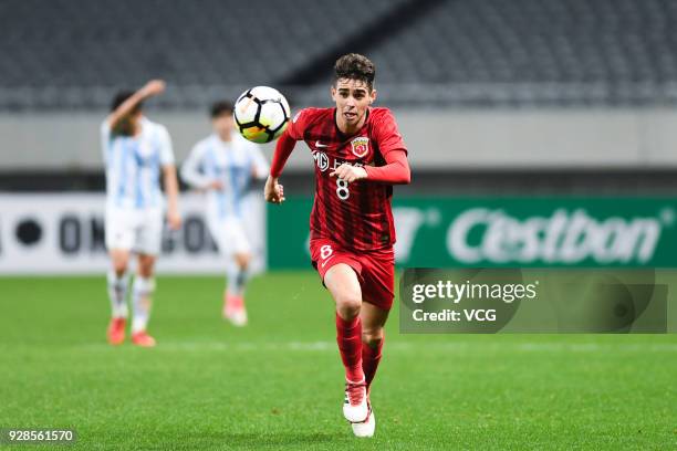 Oscar of Shanghai SIPG drives the ball during the AFC Champions League Group F match between Shanghai Shenhua and Ulsan Hyundai at Shanghai Stadium...