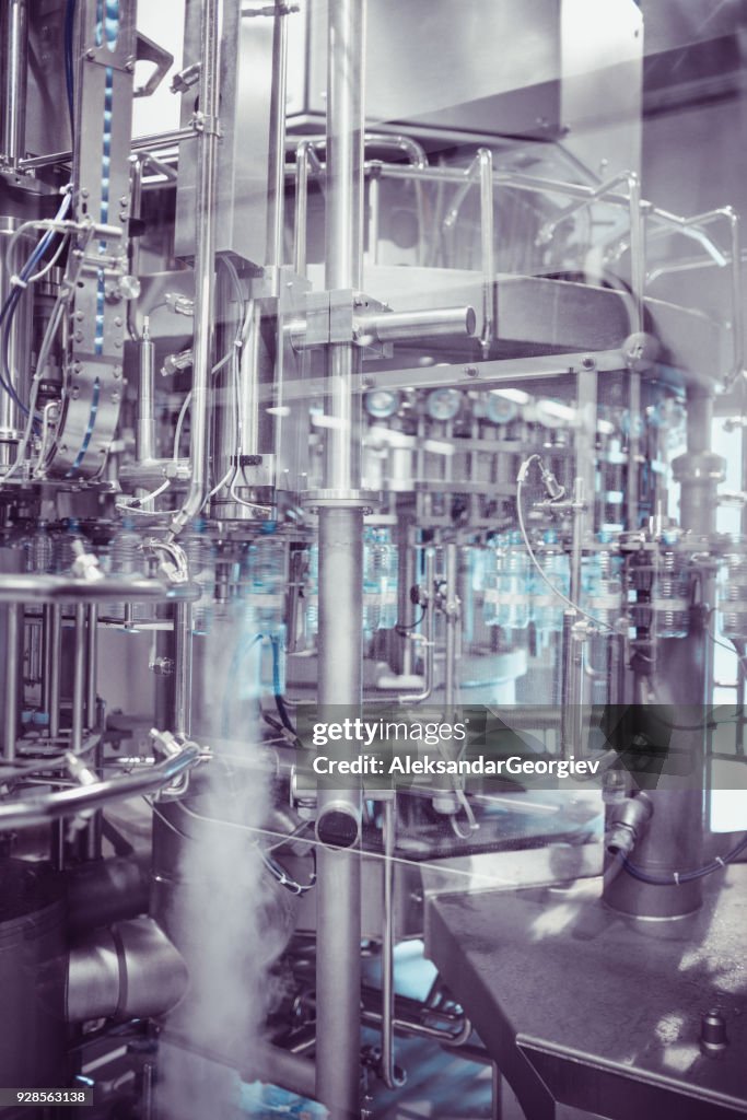 生産ライン、工場を瓶詰め水のマシン