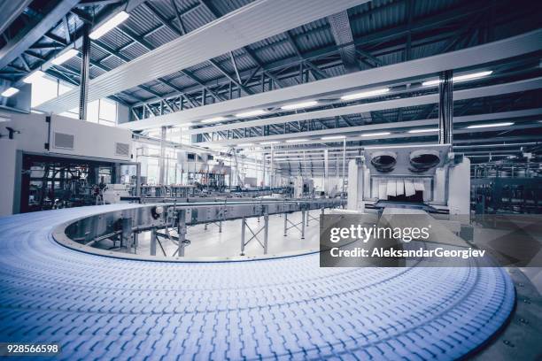 línea de producción y máquinas en la fábrica de embotellado de agua - conveyer belt fotografías e imágenes de stock