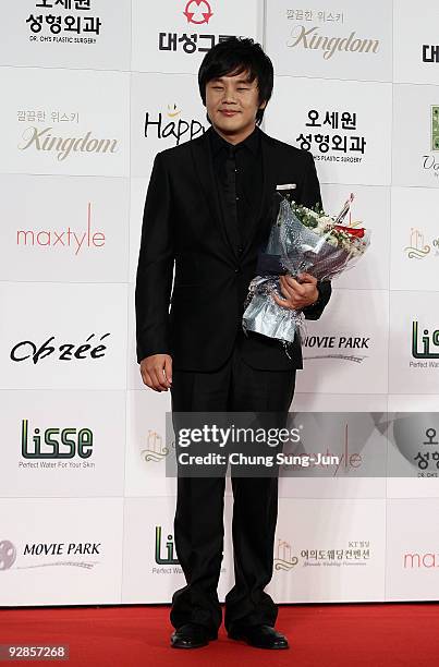 Actor Kim In-Kwon arrives at the 46th Daejong Film Awards at Olympic Hall on November 6, 2009 in Seoul, South Korea.