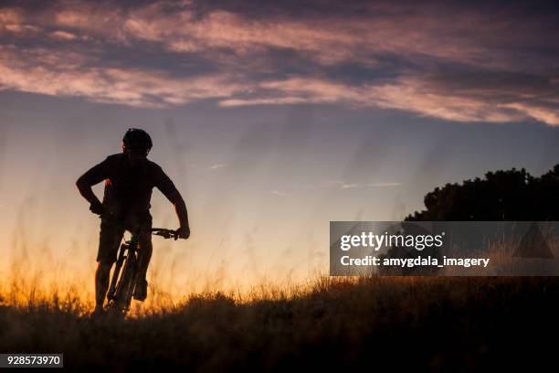 bicicleta de montaña naturaleza inspiración hombre - montañas sandía fotografías e imágenes de stock
