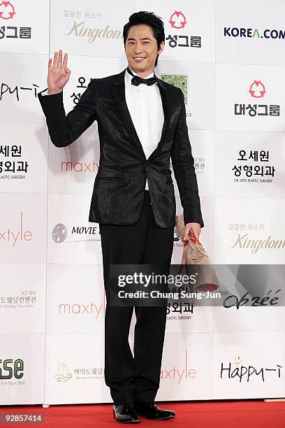 Actor Kang Ji-Hwan arrive at the 46th Daejong Film Awards at Olympic Hall on November 6, 2009 in Seoul, South Korea.