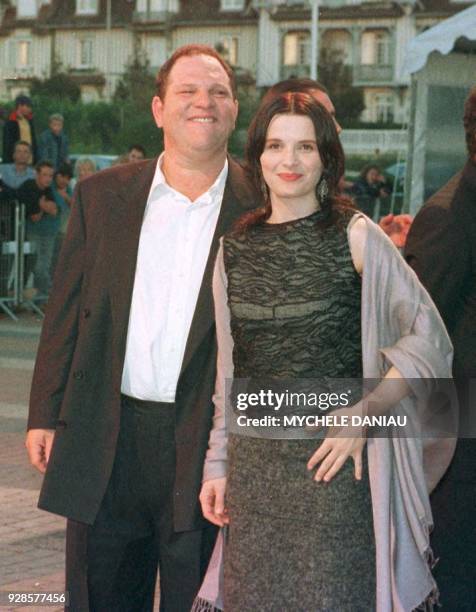 Harvey Weinstein, un des deux frères fondateurs de la maison de production Miramax et l'actrice française Juliette Binoche posent pour les...