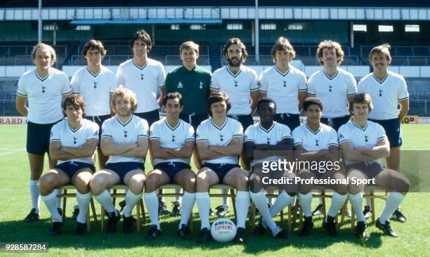 Tottenham Hotspur line up for a team photo, circa August 1980. Back row : Terry Yorath, Paul Miller, John Lacy, Mark Kendall, Ricky Villa, Glenn...