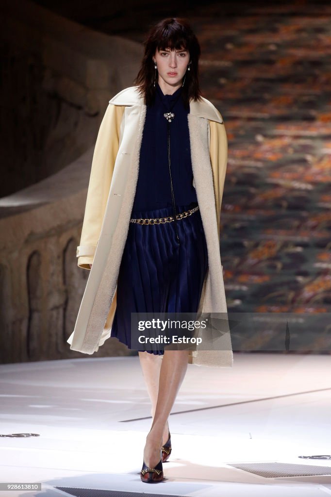 Louis Vuitton : Runway - Paris Fashion Week Womenswear Fall/Winter 2018/2019