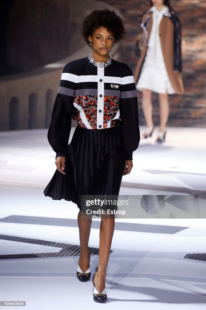 Louis Vuitton : Runway - Paris Fashion Week Womenswear Fall/Winter 2018/2019