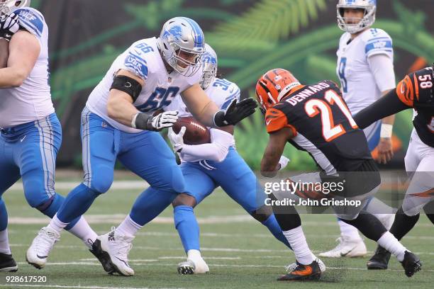 Joe Dahl of the Detroit Lions pass blocks against Darqueze Dennard of the Cincinnati Bengals during their game at Paul Brown Stadium on December 24,...