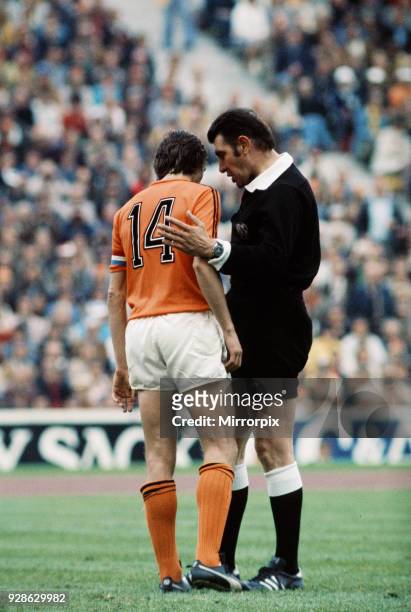 World Cup Final at the Olympic Stadium, Munich. West Germany 2 v Holland 1. British referee Jack Taylor has a quiet word with Dutch star Johan...