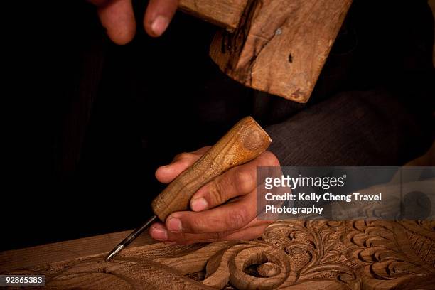 wood carving - skulptur kunsthandwerkliches erzeugnis stock-fotos und bilder