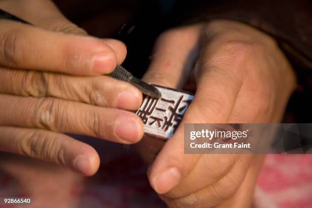 craftsman carving name into a chinese chop - chinesisches namenssiegel stock-fotos und bilder