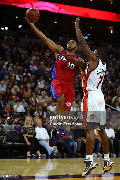 Eric Gordon of the Los Angeles Clippers shoots over Kelenna Azubuike of the Golden State Warriors at Oracle Arena on November 6, 2009 in Oakland,...