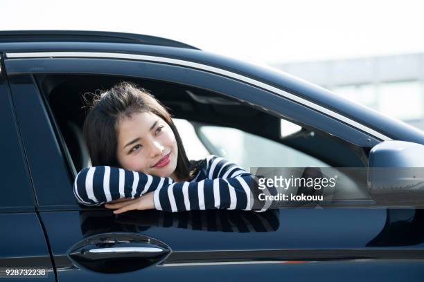 運転席から外を見て女性。 - driver's seat ストックフォトと画像