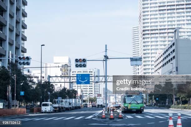 un autobús recorre ciudad. - señal de carretera fotografías e imágenes de stock