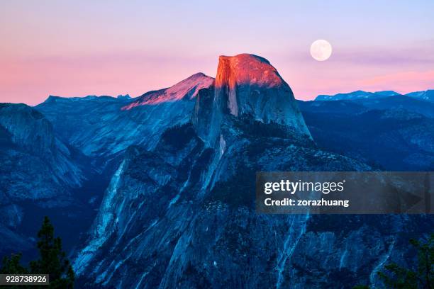 yosemite valley bei sonnenuntergang, kalifornien, usa - landschaft rot stock-fotos und bilder