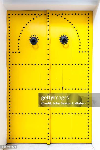 yellow door - steinhaus stock-fotos und bilder