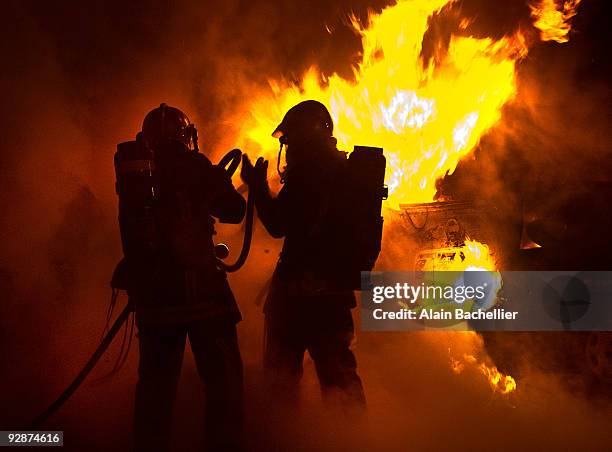 firefighter - brandweeruniform stockfoto's en -beelden