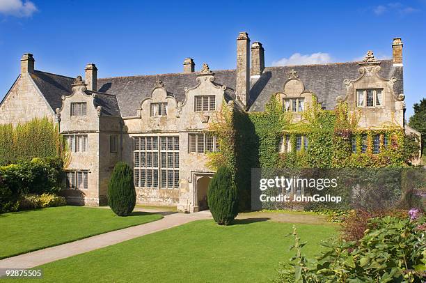 elizabethan mansion - english mansion stock pictures, royalty-free photos & images