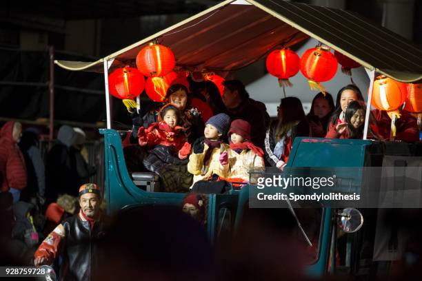 san francisco, la défilé du nouvel an chinois dans le quartier de chinatown - san francisco chinese new year parade 2018 photos et images de collection