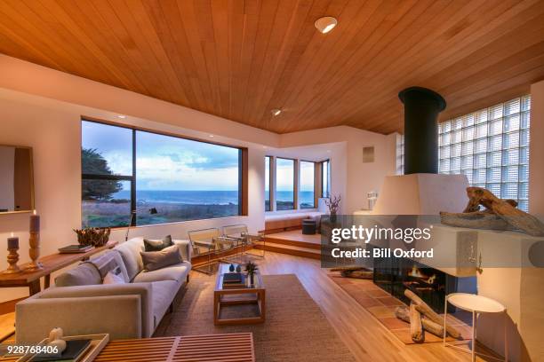 modern rustic coastal home - oeste dos estados unidos imagens e fotografias de stock
