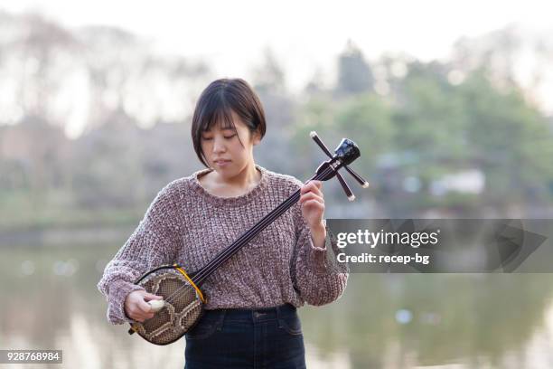 日本女子演奏日本音樂 enstrument - shamisen 個照片及圖片檔