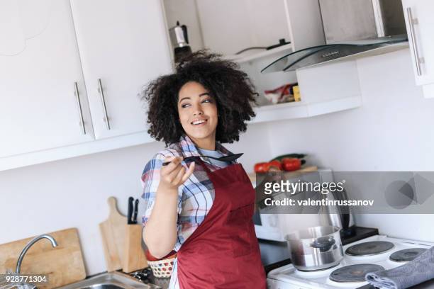 dona de casa cozinhar na cozinha - saucepan - fotografias e filmes do acervo
