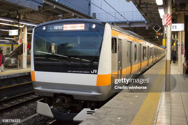 jr 中央線 (快速) 列車在日本東京 - suginami 個照片及圖片檔