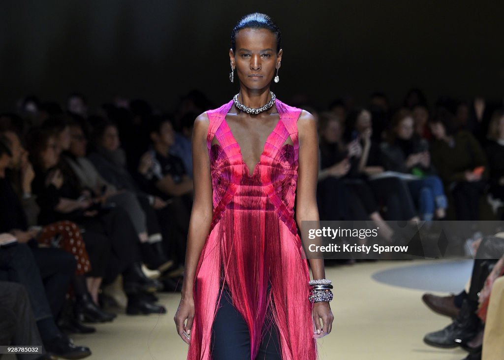 Alexander McQueen : Runway - Paris Fashion Week Womenswear Fall/Winter 2018/2019