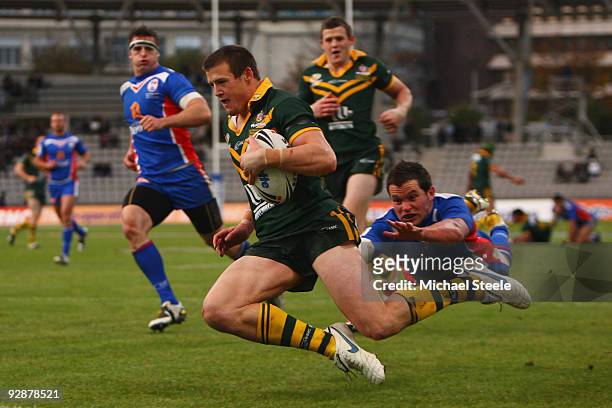 Josh Morris of Australia scores a try during the Four Nations match between France and Australia at Stade Charlety on November 7, 2009 in Paris,...