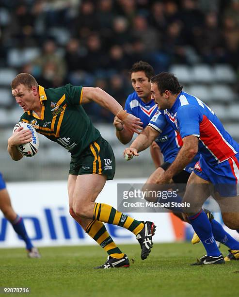 Luke Lewis of Australia breaks away to score a try during the Four Nations match between France and Australia at Stade Charlety on November 7, 2009...