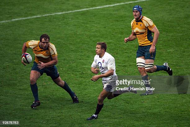 Jonny Wilkinson of England passes during the Investec Challenge Series match between England and Australia at Twickenham on November 7, 2009 in...