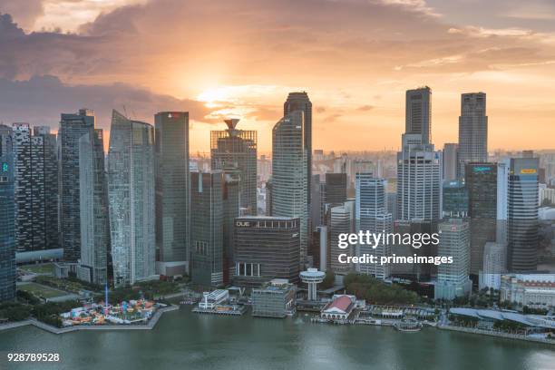 blick auf die skyline von singapur innenstadt cbd - singapore river stock-fotos und bilder