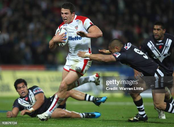 Sam Burgess of England breaks through the New Zealand defence to set up a try for Kyle Eastmond during the Gillette Four Nations match between...