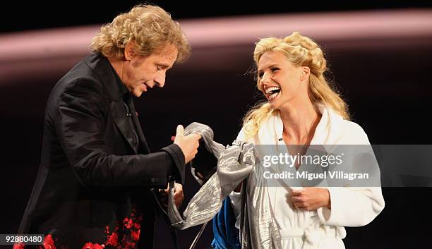 Hosts Michelle Hunziker and Thomas Gottschalk attend the 'Wetten dass...?' show at the Volkswagenhalle on November 7, 2009 in Braunschweig, Germany.