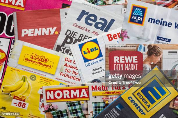 broschüren und flyer der deutschen supermarktketten - aldi stock-fotos und bilder