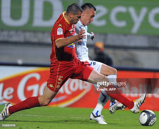 Le Mans� defender Gregory Cerdan vies with Auxerre�s forward Ireneusz Jelen during the French L1 football match Le Mans vs. Auxerre on November 7 in...
