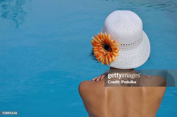 spa para tomar el sol - sin camisa fotografías e imágenes de stock