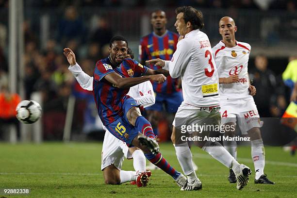 Seydou Keita of Barcelona fights for the ball with Josemi Gonzalez of Mallorca during the La Liga match between Barcelona and Mallorca at the Camp...