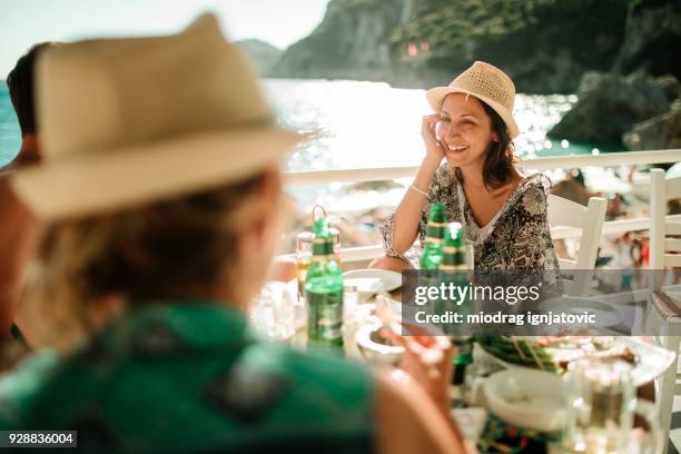 ビーチでの休暇を楽しんで友人 - ケルキラ島 ストックフォトと画像