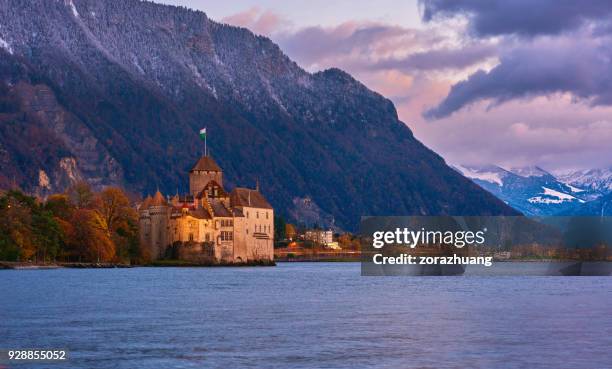 chateau de chillon, lago di ginevra, montreux, svizzera - chillon foto e immagini stock