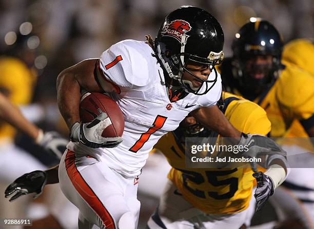 Jacquizz Rodgers of the Oregon State Beavers runs against the California Golden Bears at California Memorial Stadium on November 7, 2009 in Berkeley,...