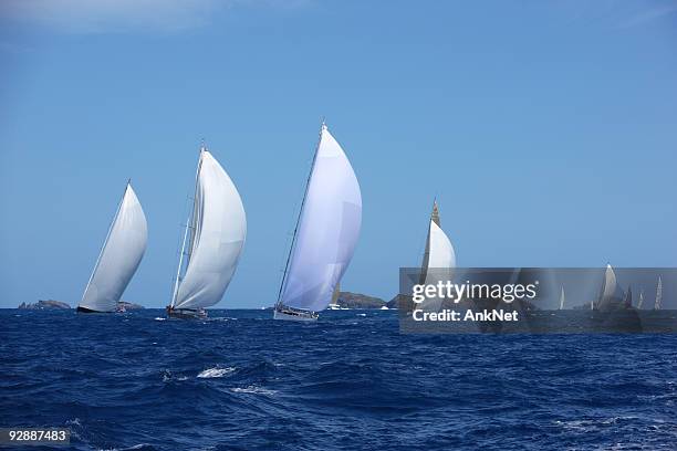 posizione sottovento con spinnakers a vela oceano blu. - gara di vela foto e immagini stock