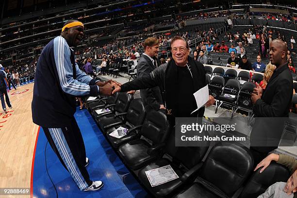 Zach Randolph of the Memphis Grizzlies greets Owner Donald Sterling of the Los Angeles Clippers at Staples Center on November 7, 2009 in Los Angeles,...