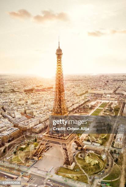 aerial view of the eiffel tower - eiffel tower top view stock pictures, royalty-free photos & images