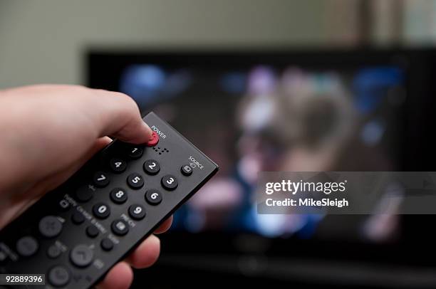 television remote control - beeldbuis stockfoto's en -beelden