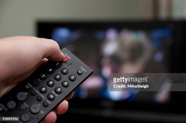 controlo remoto de televisão - ligado imagens e fotografias de stock